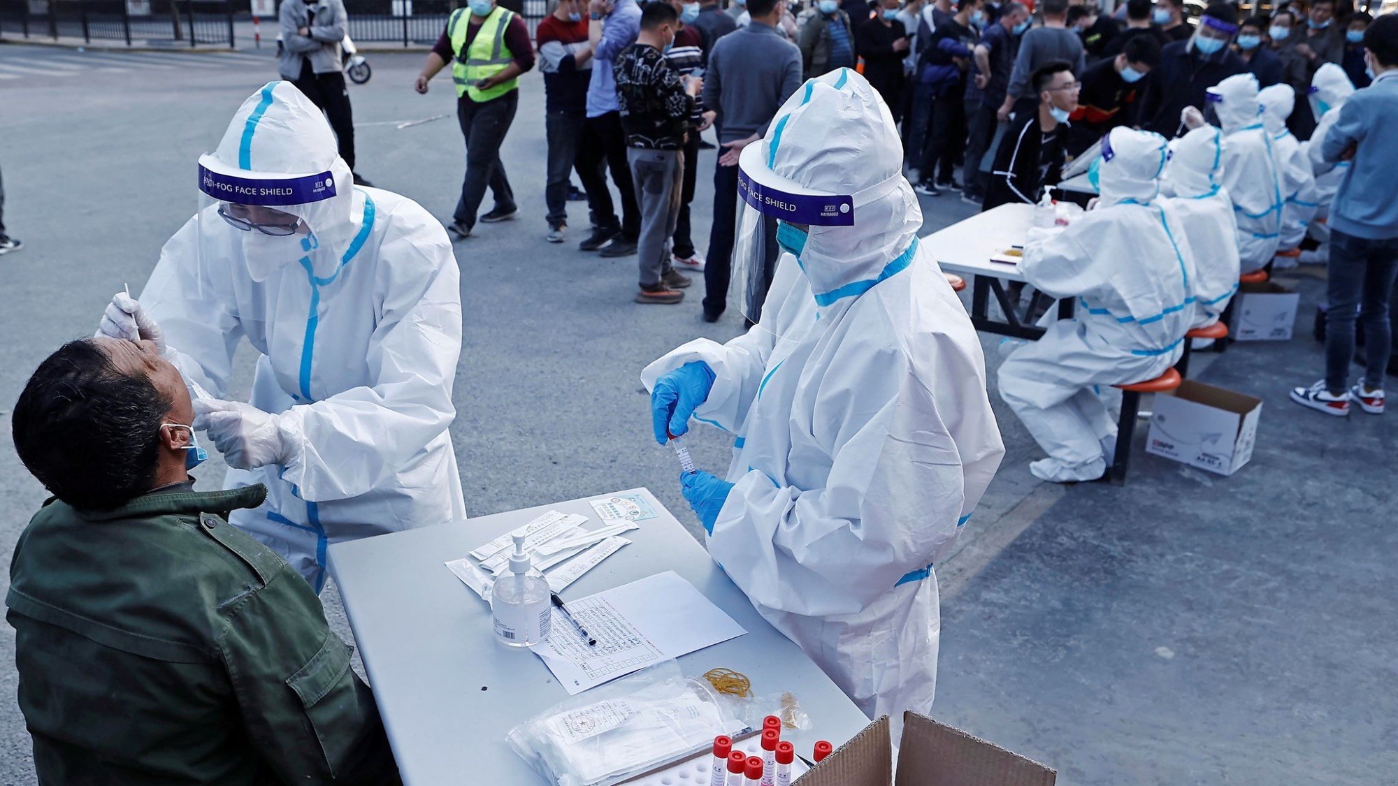 Shanghai's Pudong and Puxi districts locked down one after the other, daily number of asymptomatic Covid-19 cases exceeds 2,500