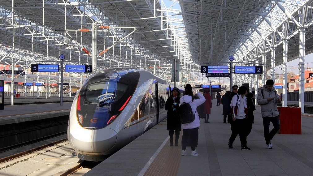 Buying train tickets made more convenient for foreigners; passport info can now be verified online