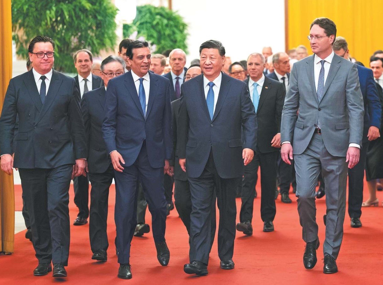 President Xi meets 40 representatives of the international business community at the Great Hall of the People in Beijing