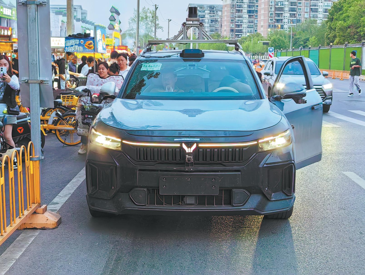 Vehicles with L3 autonomous driving license plates enter Beijing's roads
