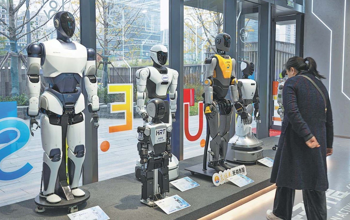 First 7S humanoid robot store opened in Wuhan